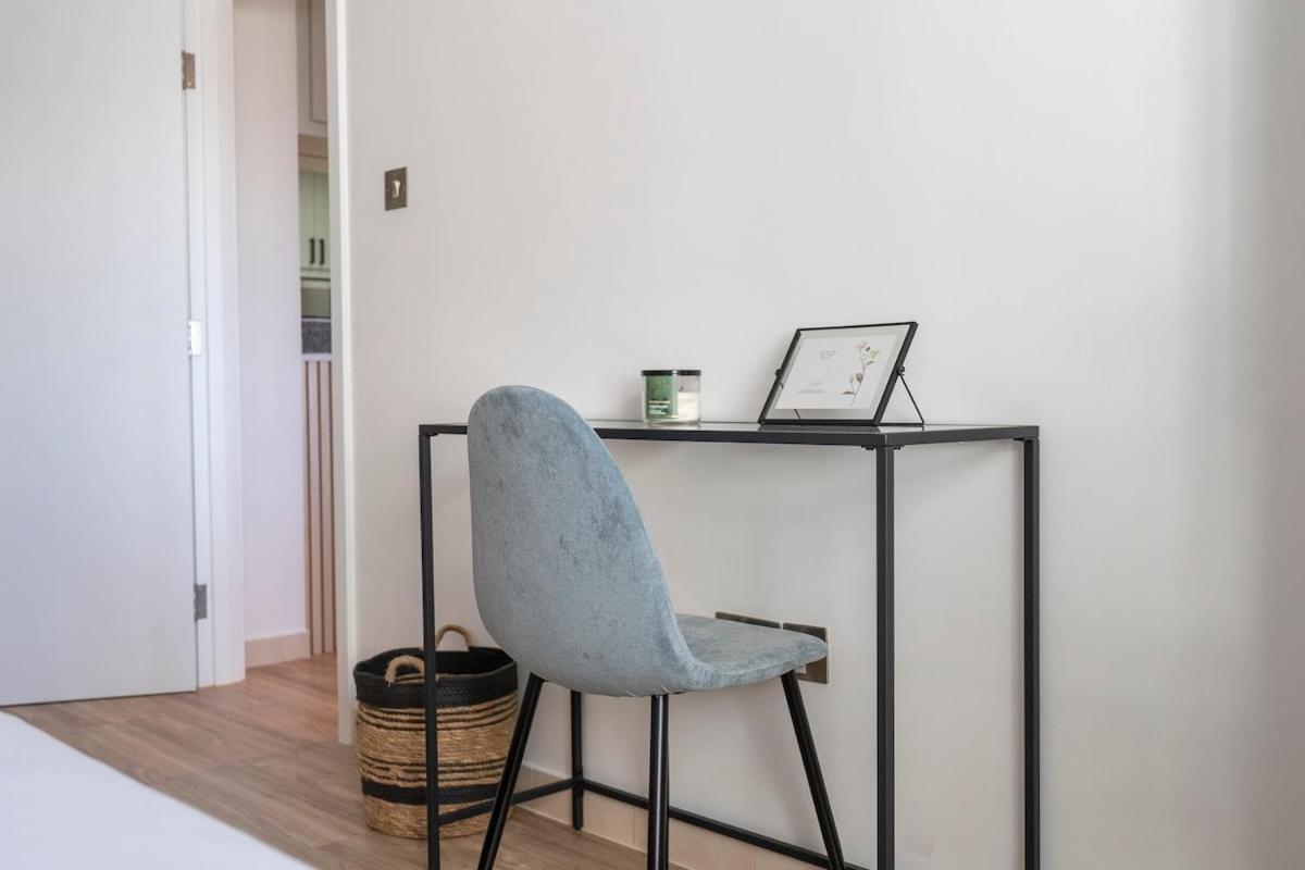 Warm 2-bedrooms With Modern Kitchen Interior In The Greens! Apartemen *