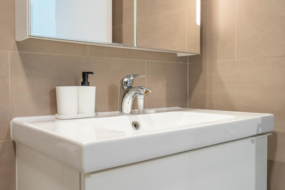 Warm 2-bedrooms With Modern Kitchen Interior In The Greens! Apartemen Dubai