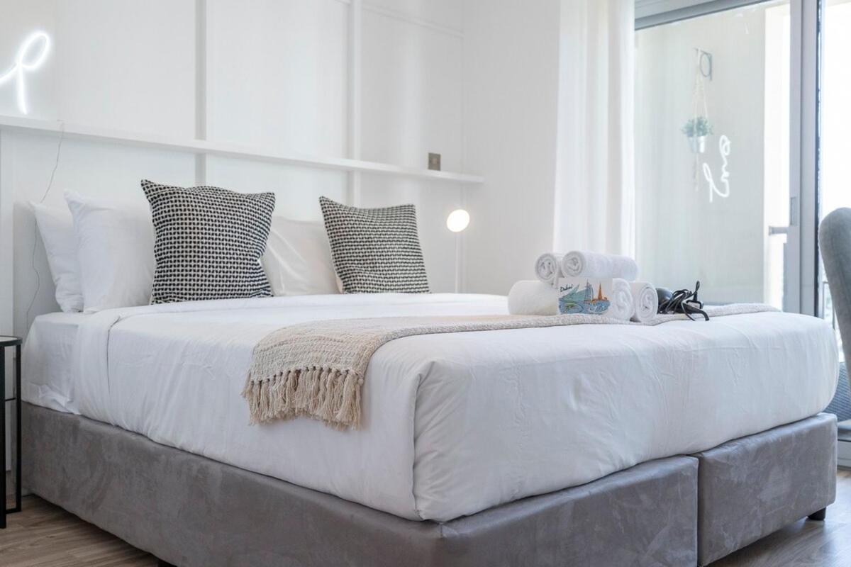 Warm 2-bedrooms With Modern Kitchen Interior In The Greens! Apartemen