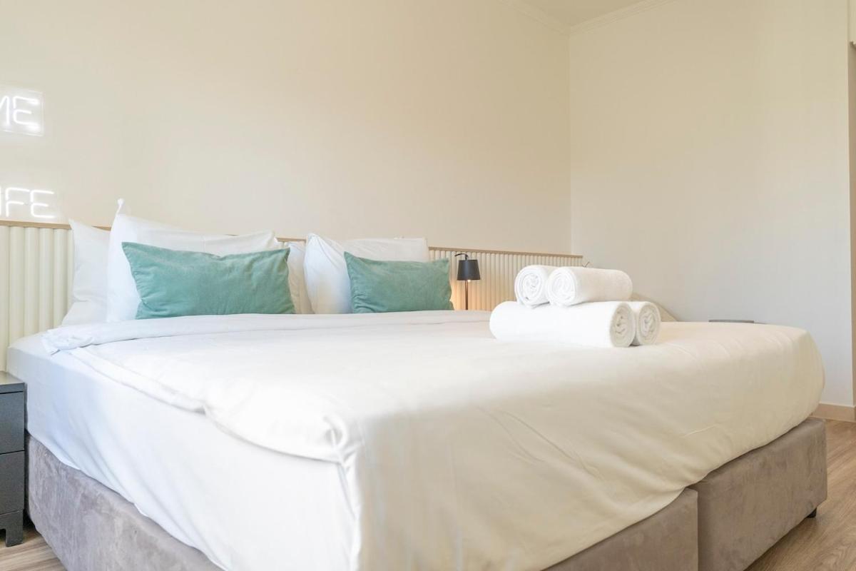 Warm 2-bedrooms With Modern Kitchen Interior In The Greens! Apartemen Dubai