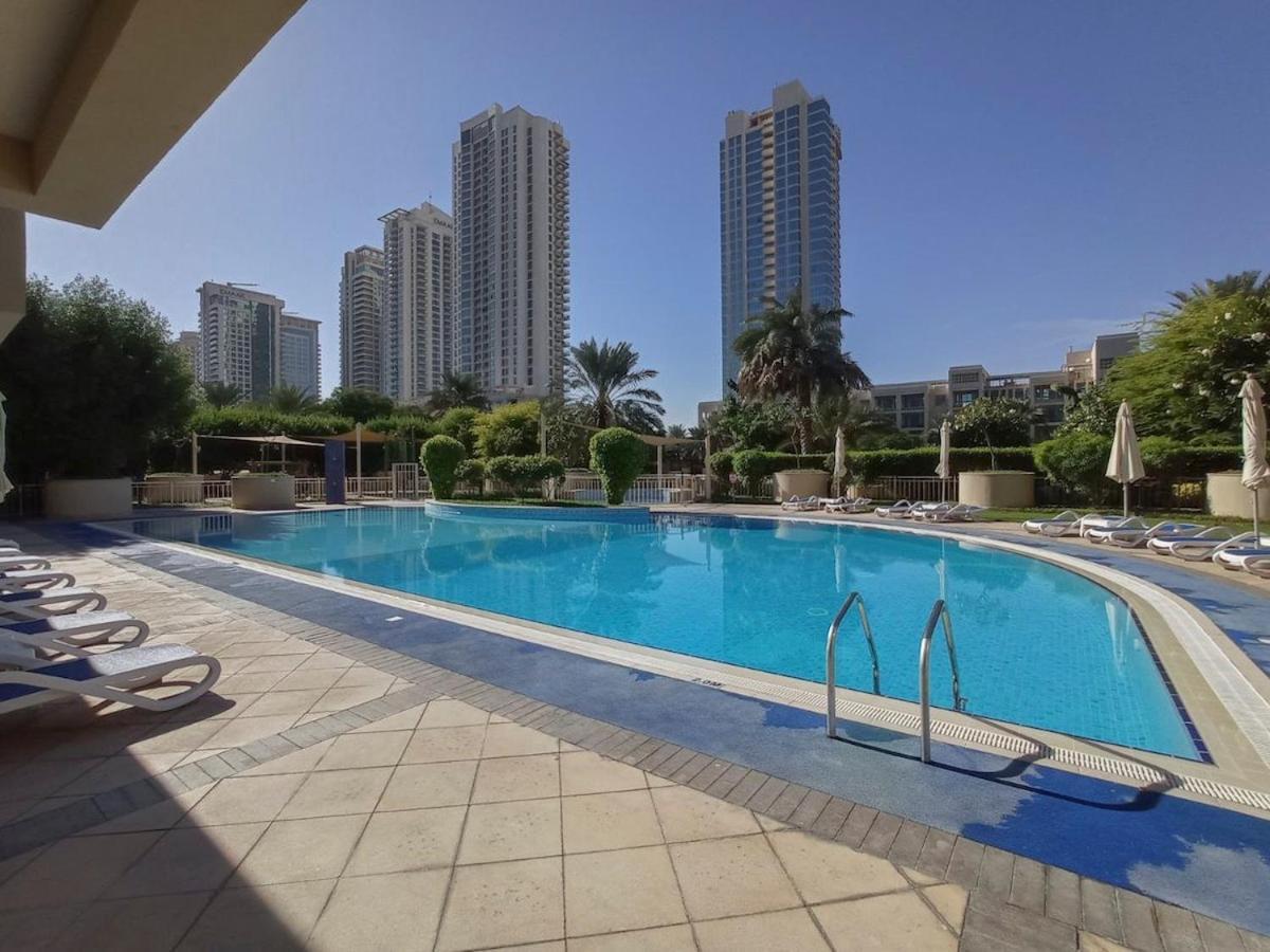 Warm 2-bedrooms With Modern Kitchen Interior In The Greens! Apartemen *