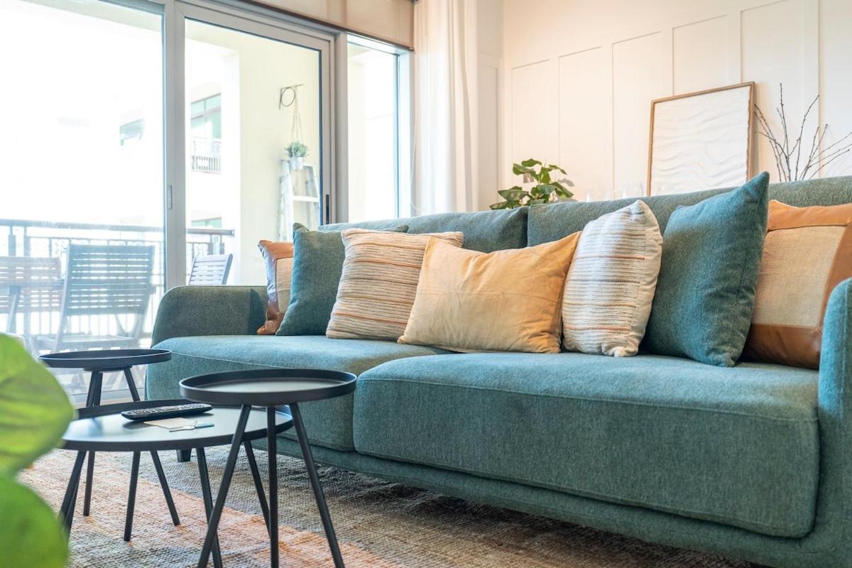 Warm 2-bedrooms With Modern Kitchen Interior In The Greens! Apartemen *