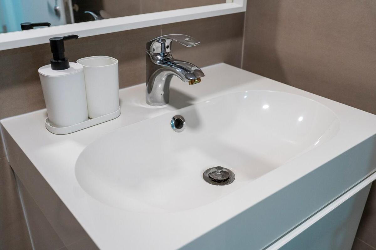 Warm 2-bedrooms With Modern Kitchen Interior In The Greens! Apartemen *