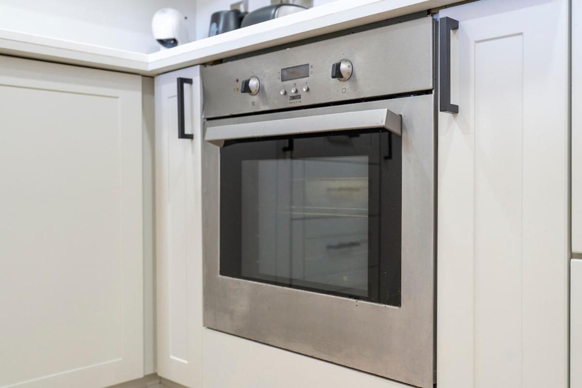 Warm 2-bedrooms With Modern Kitchen Interior In The Greens! Apartemen