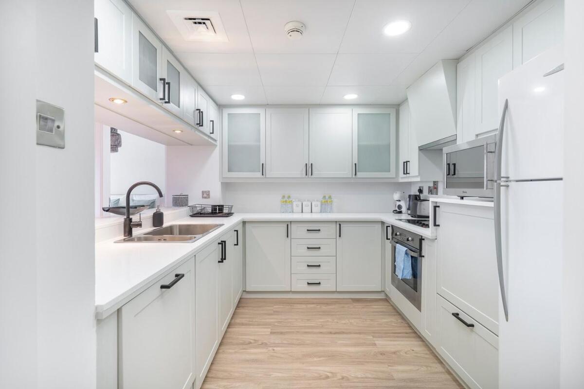 Warm 2-bedrooms With Modern Kitchen Interior In The Greens! Apartemen Dubai
