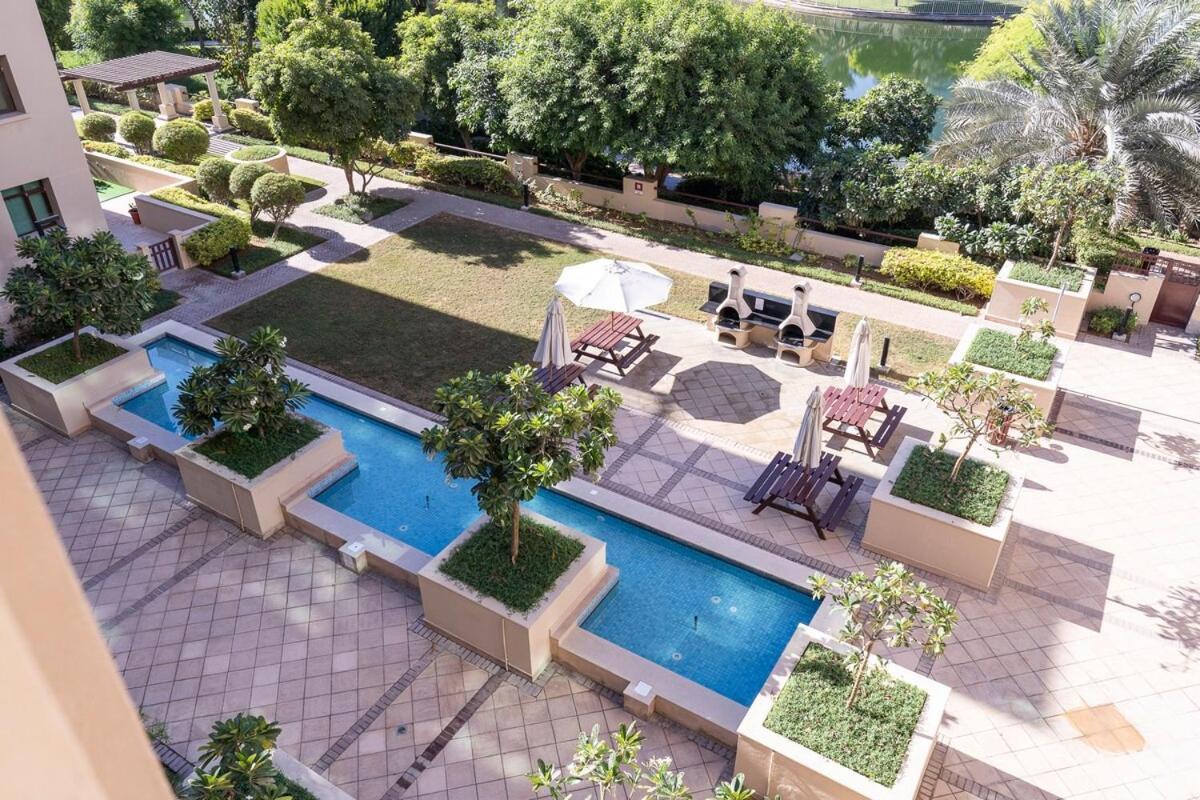 Apartemen Warm 2-bedrooms With Modern Kitchen Interior In The Greens!