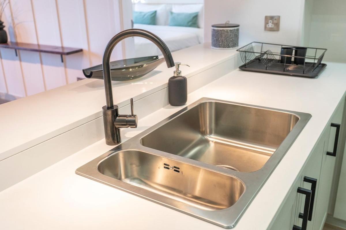 Apartemen Warm 2-bedrooms With Modern Kitchen Interior In The Greens! *