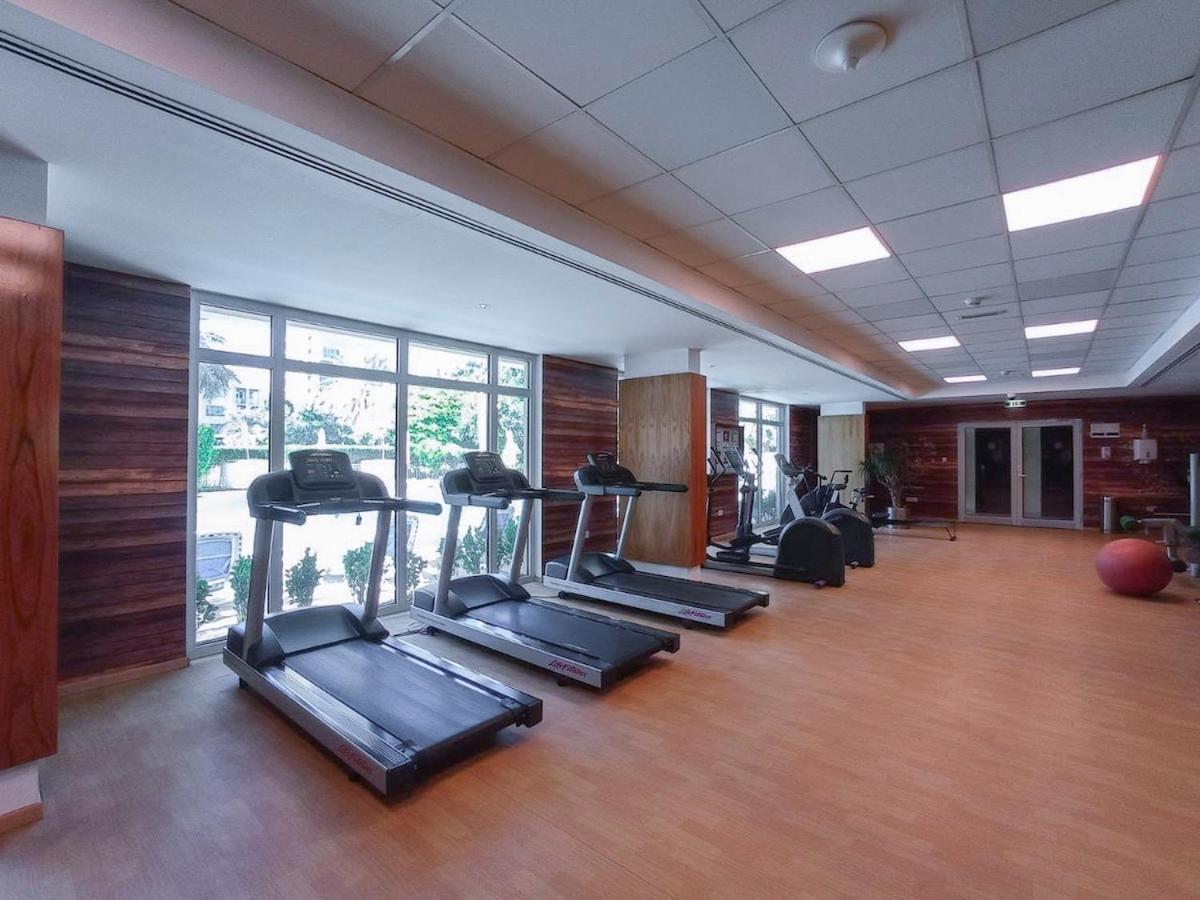 Warm 2-bedrooms With Modern Kitchen Interior In The Greens! Apartemen