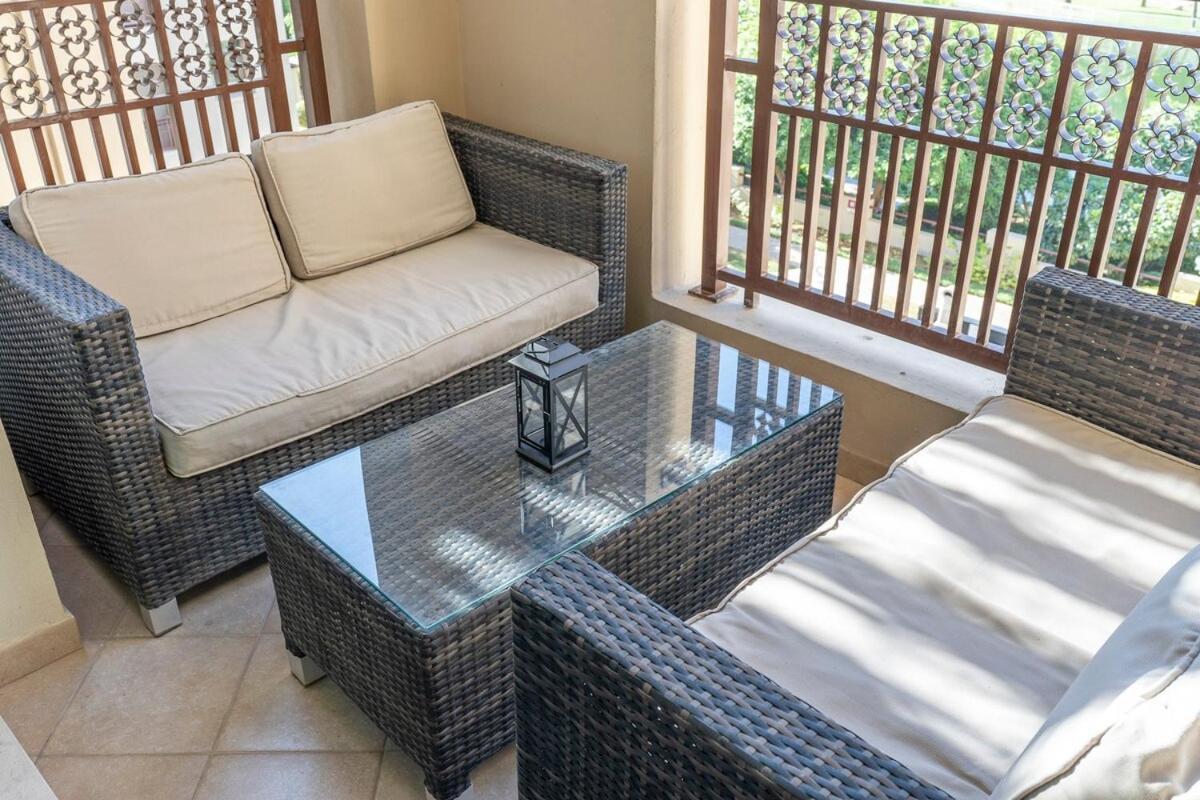 Warm 2-bedrooms With Modern Kitchen Interior In The Greens! Apartemen Dubai