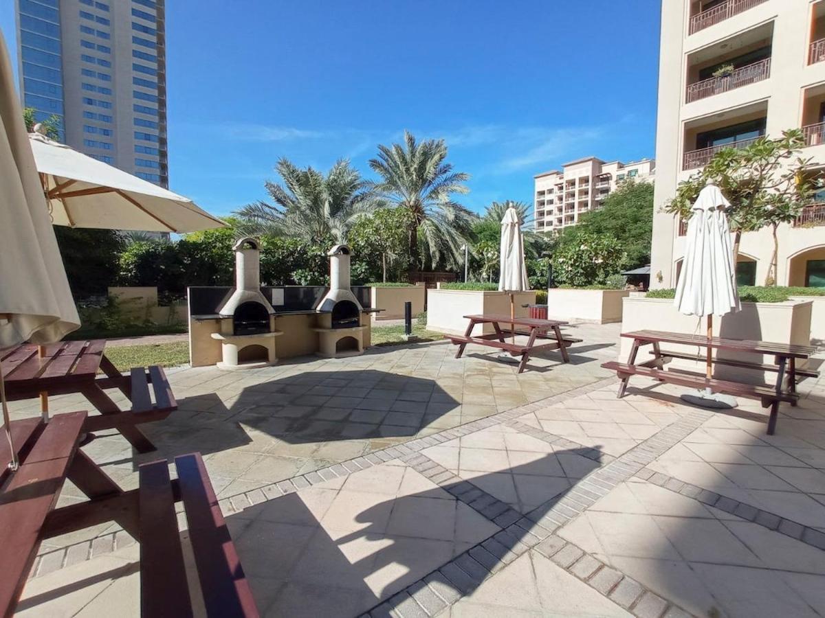 Warm 2-bedrooms With Modern Kitchen Interior In The Greens! Apartemen
