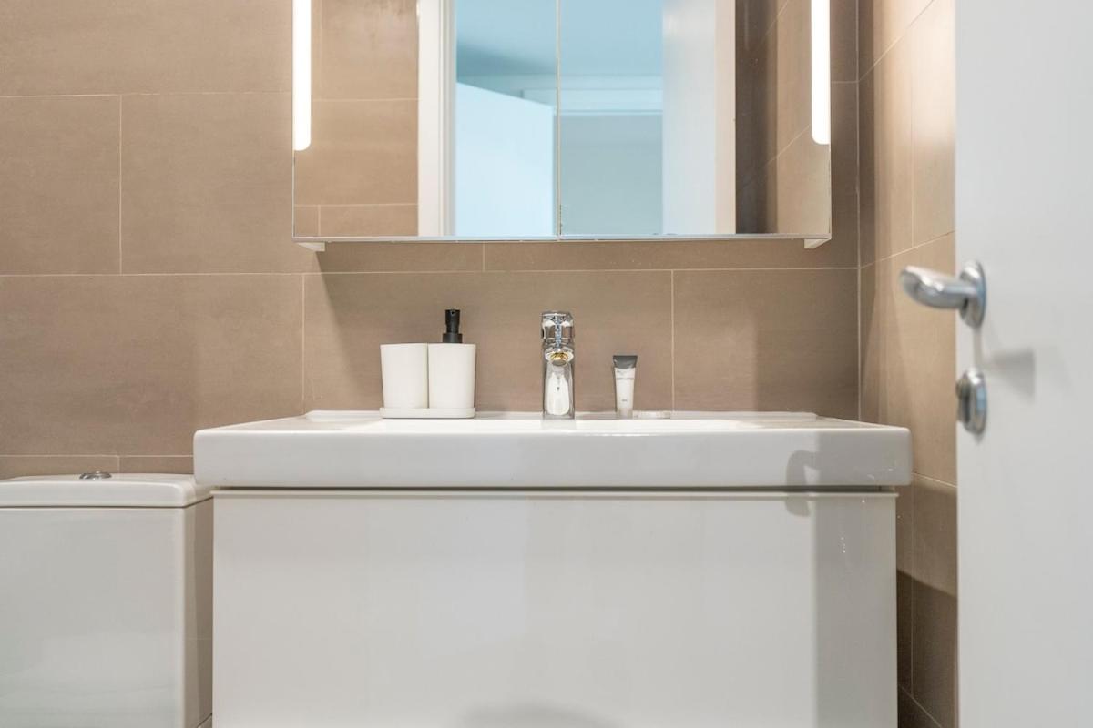 Apartemen Warm 2-bedrooms With Modern Kitchen Interior In The Greens! *
