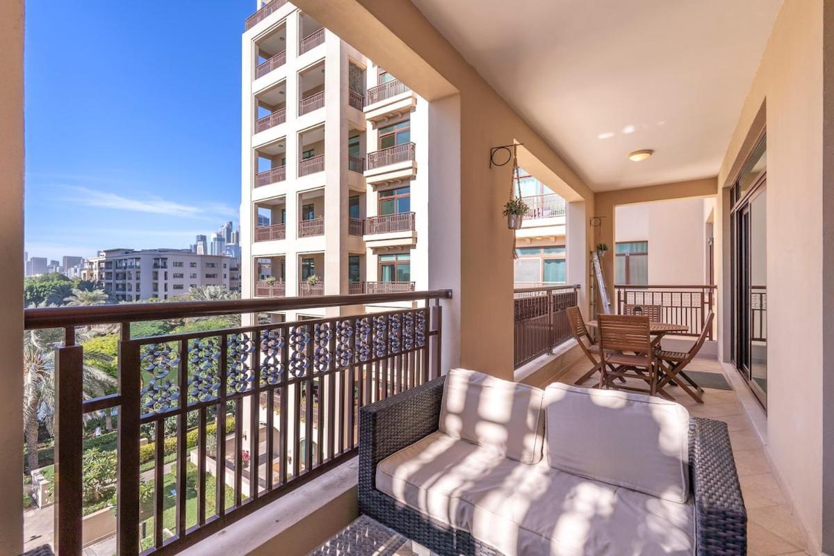 Warm 2-bedrooms With Modern Kitchen Interior In The Greens! Apartemen *