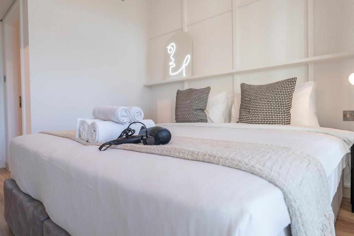 Warm 2-bedrooms With Modern Kitchen Interior In The Greens! Apartemen