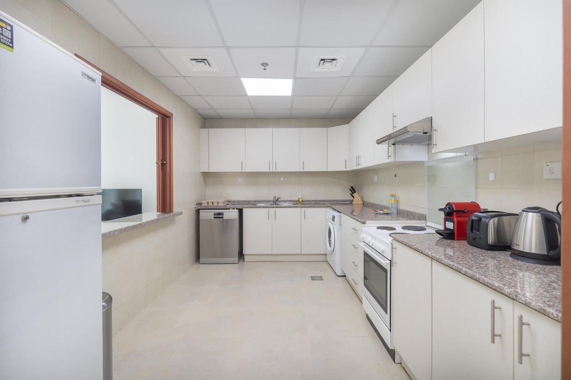 Elegant 2-bedroom Flat With Pool View In Marina