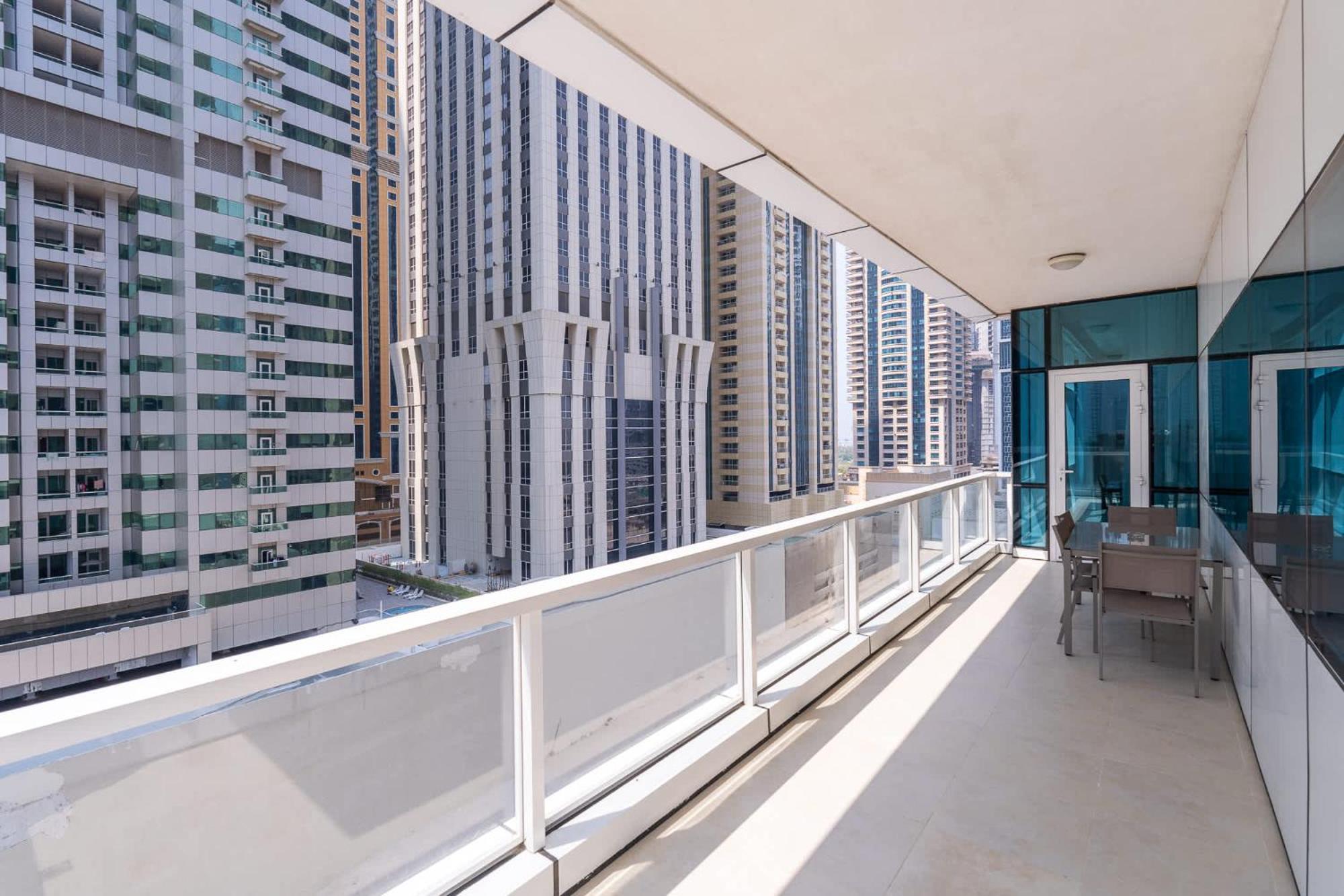 Elegant 2-bedroom Flat With Pool View In Marina *