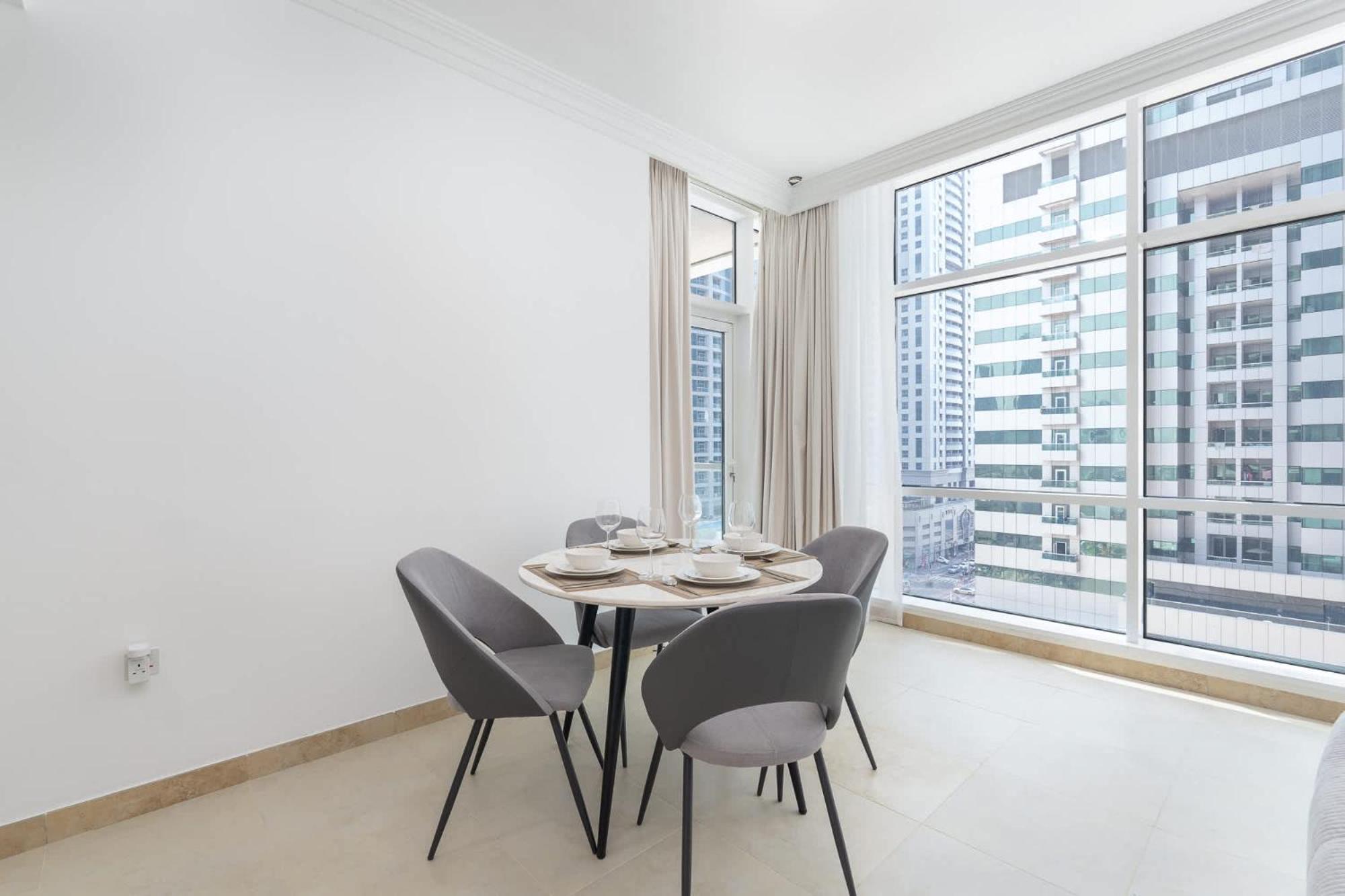 Elegant 2-bedroom Flat With Pool View In Marina *