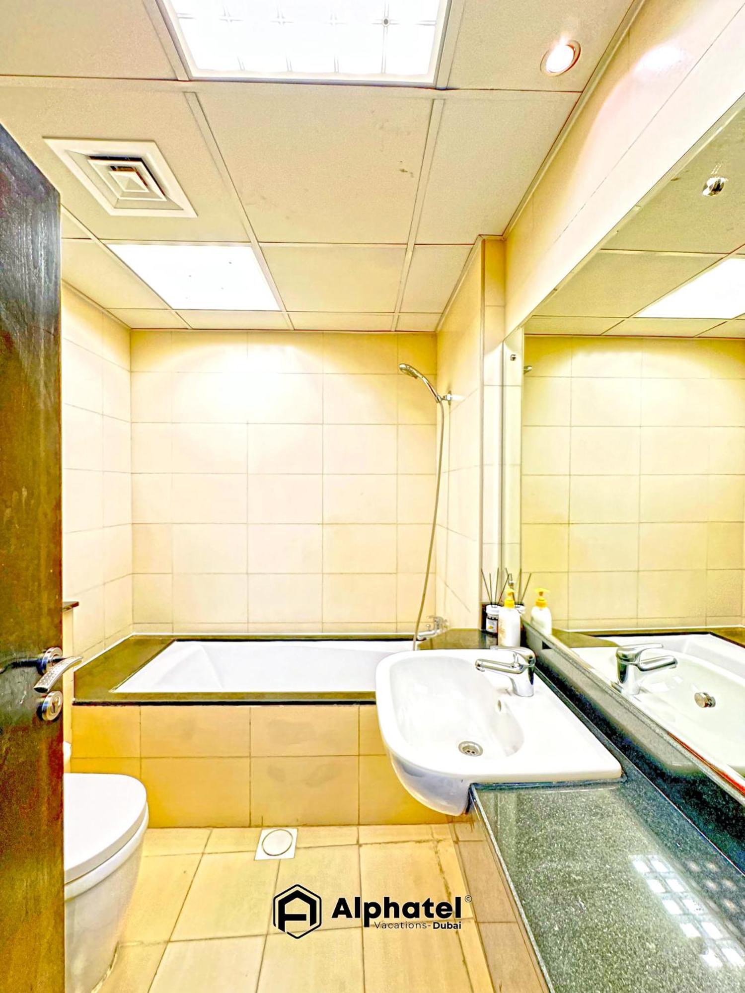 Affittacamere Stylish 3-bedroom Maid - In Jvc - *