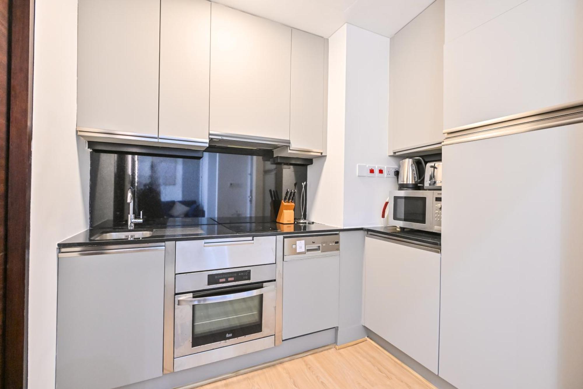 Upgraded Luxury Studio - Marina View - 5-Star Hotel Amenities * Dubai