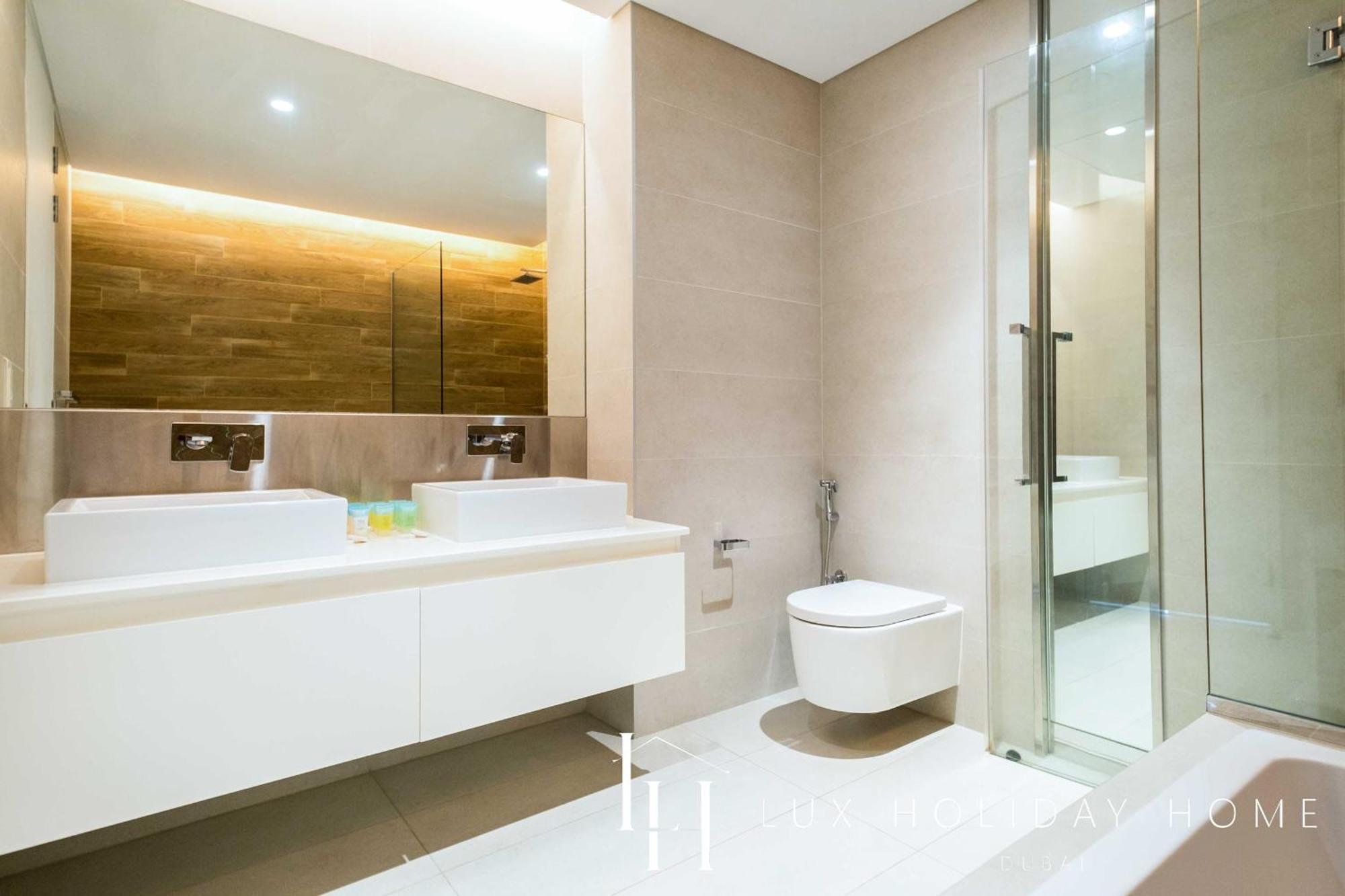 Lux - The Bluewater Island Apartemen