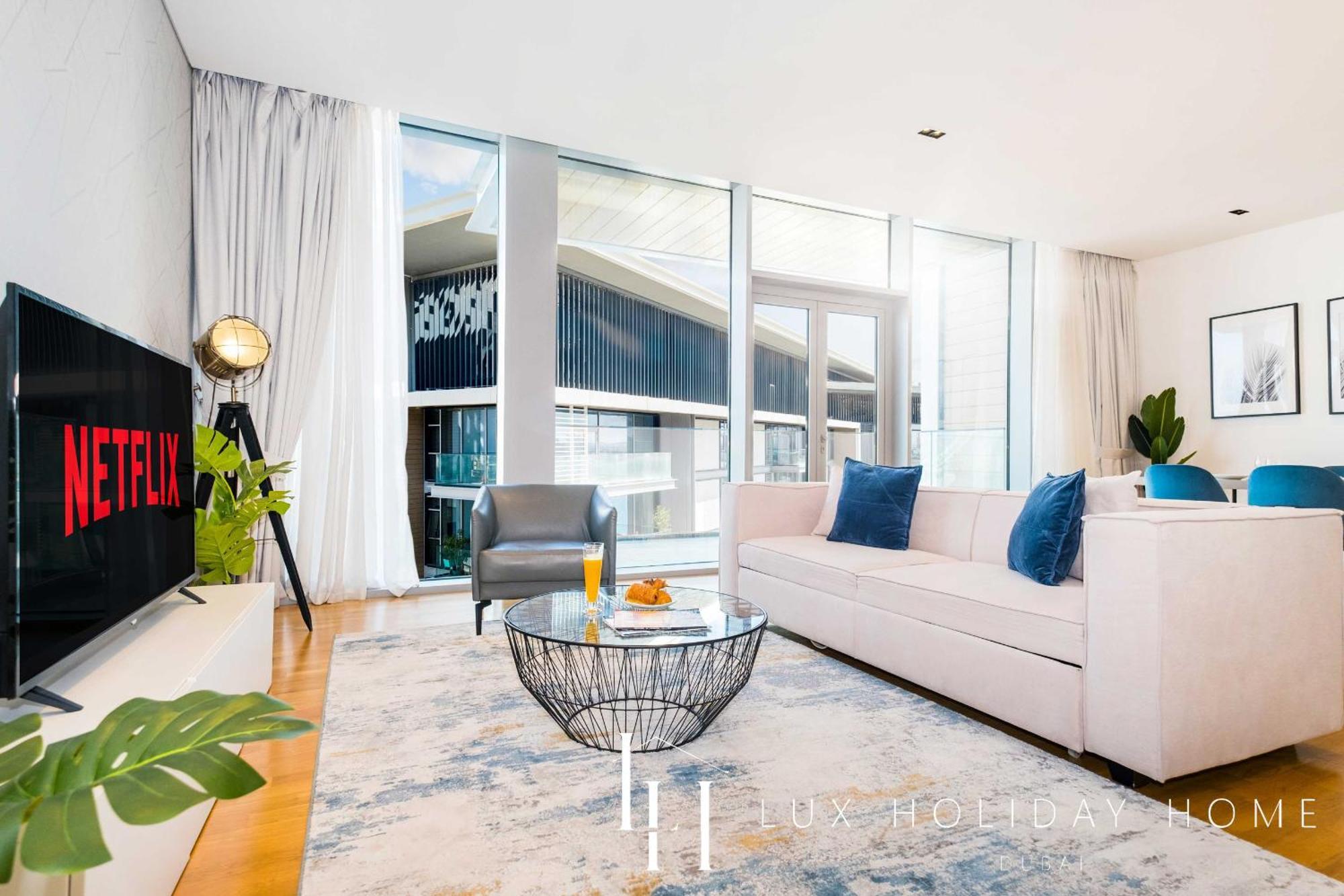 Lux - The Bluewater Island Apartemen *