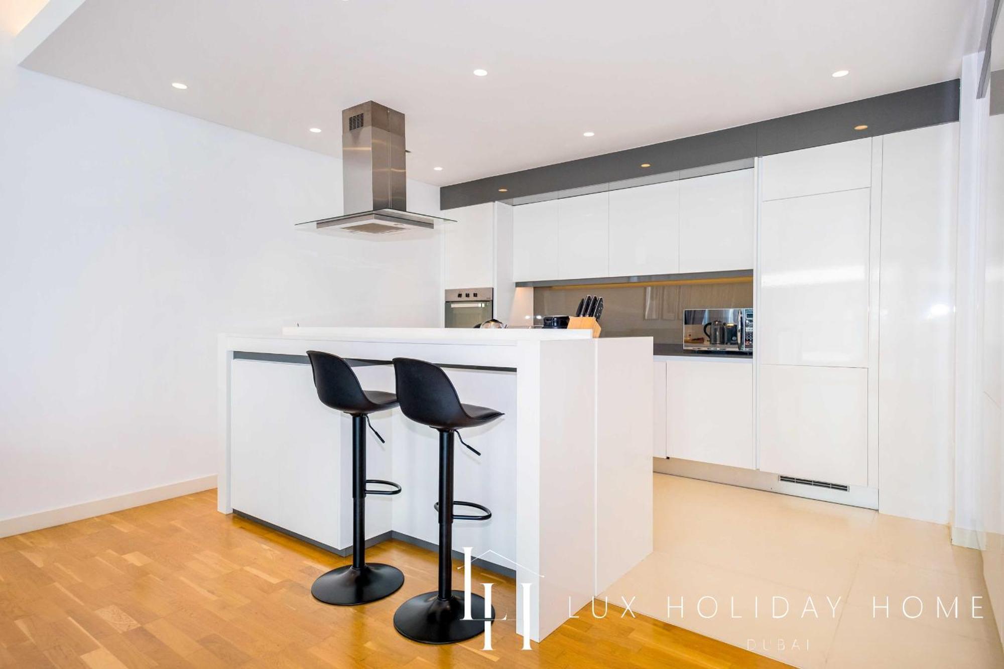 Lux - The Bluewater Island Apartemen