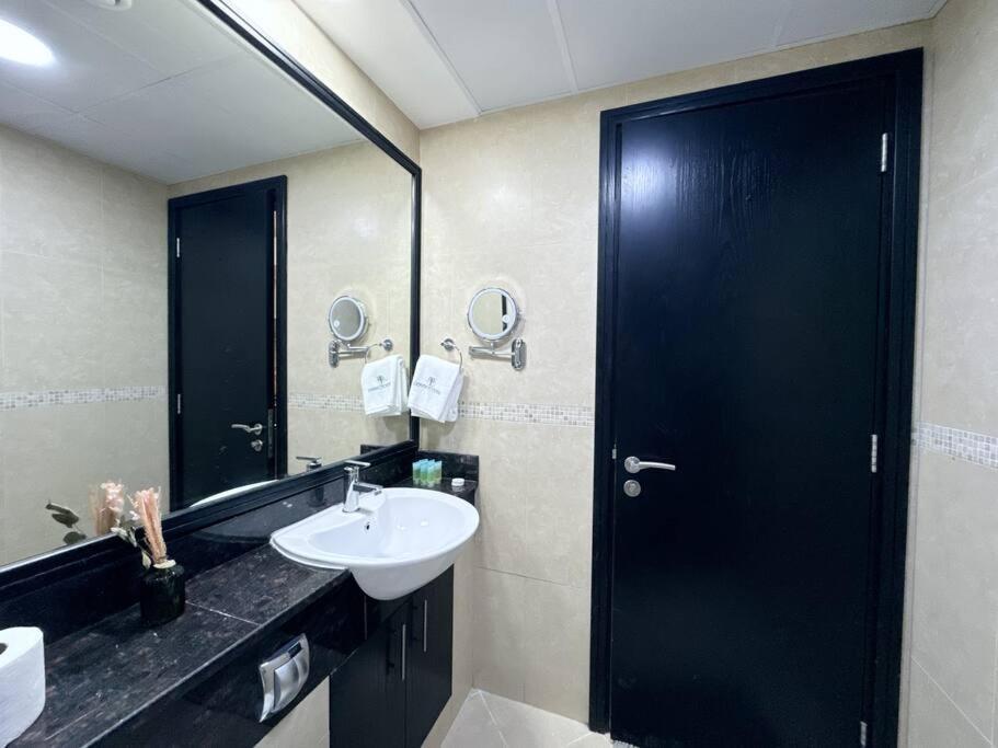 Apartment Cosmos Living Sleek And Stylish Gcv2 Dubai