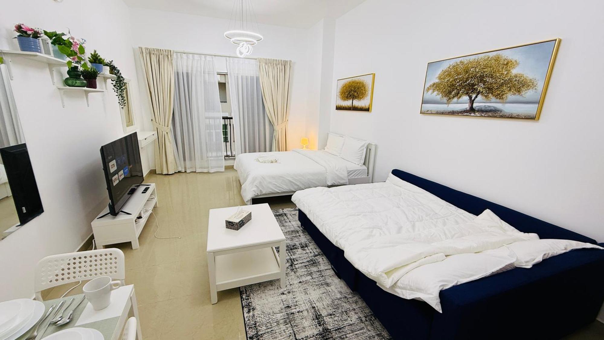 Spacious With Balcony Trafalgar Tower International