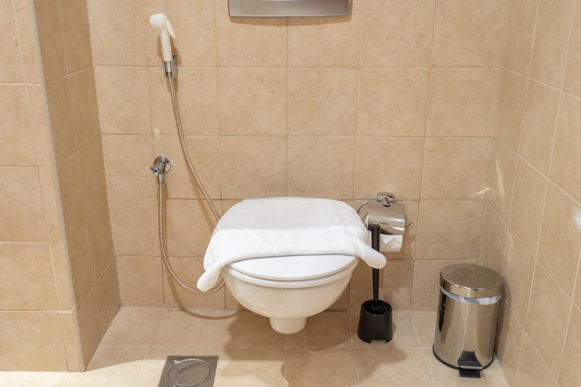 Elegant 2-bedroom Flat With Pool View In Marina *