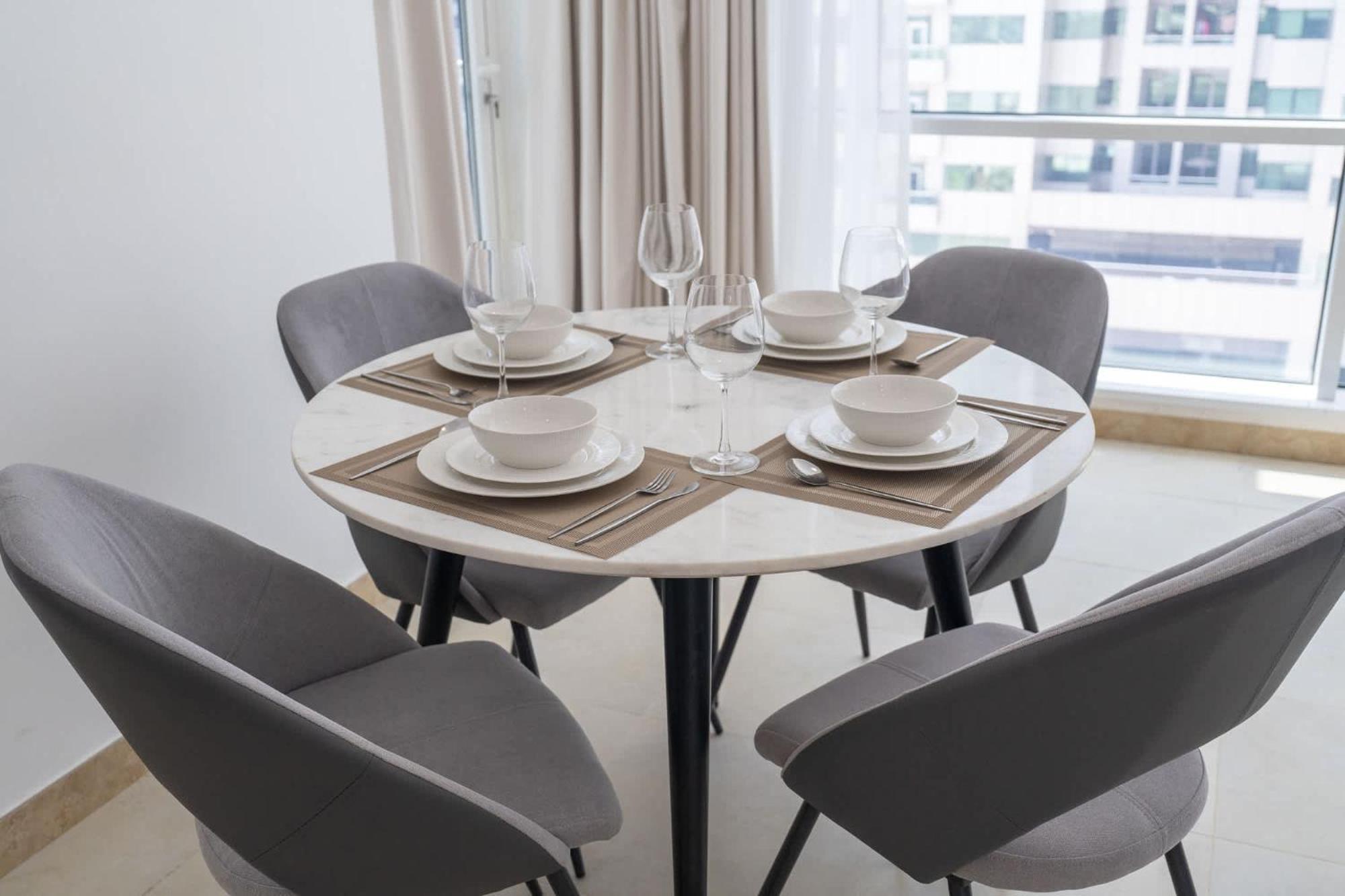 Elegant 2-bedroom Flat With Pool View In Marina *