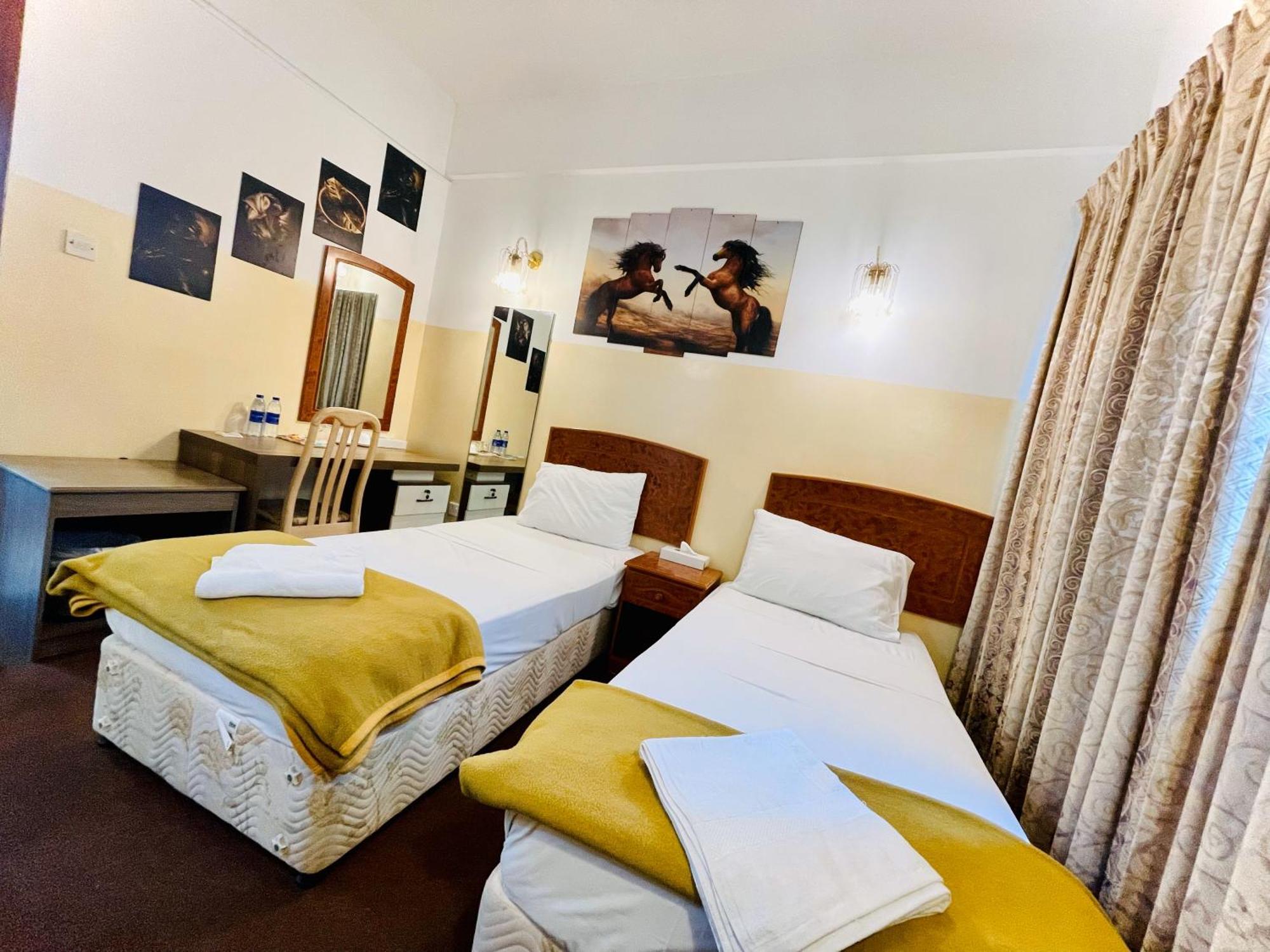 Queens Hotel 2*