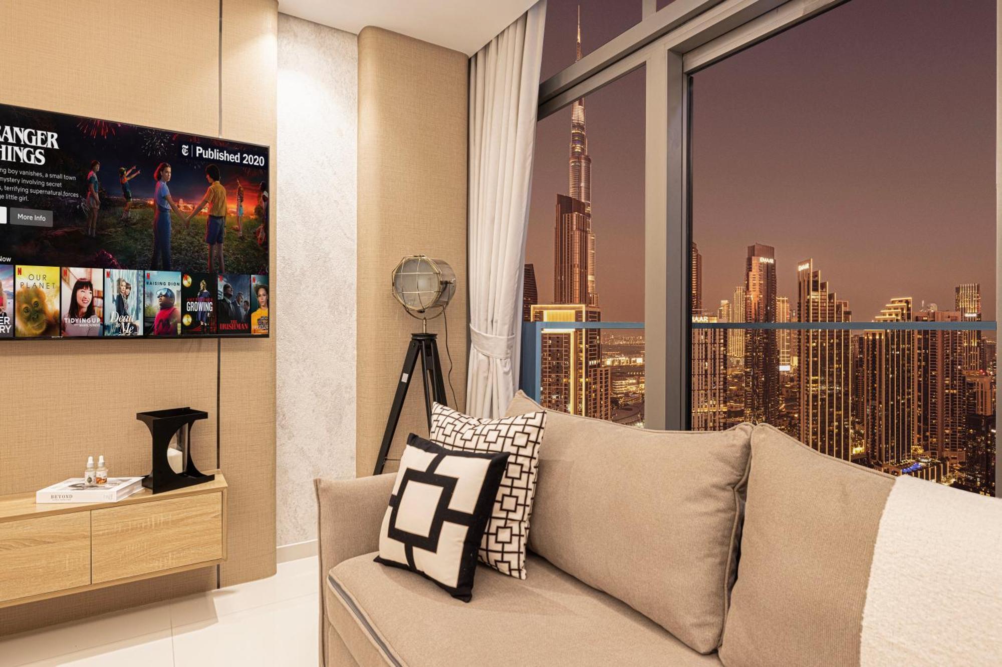 Scenic Infinity Pool With Burj Khalifa Views Apartament Dubai