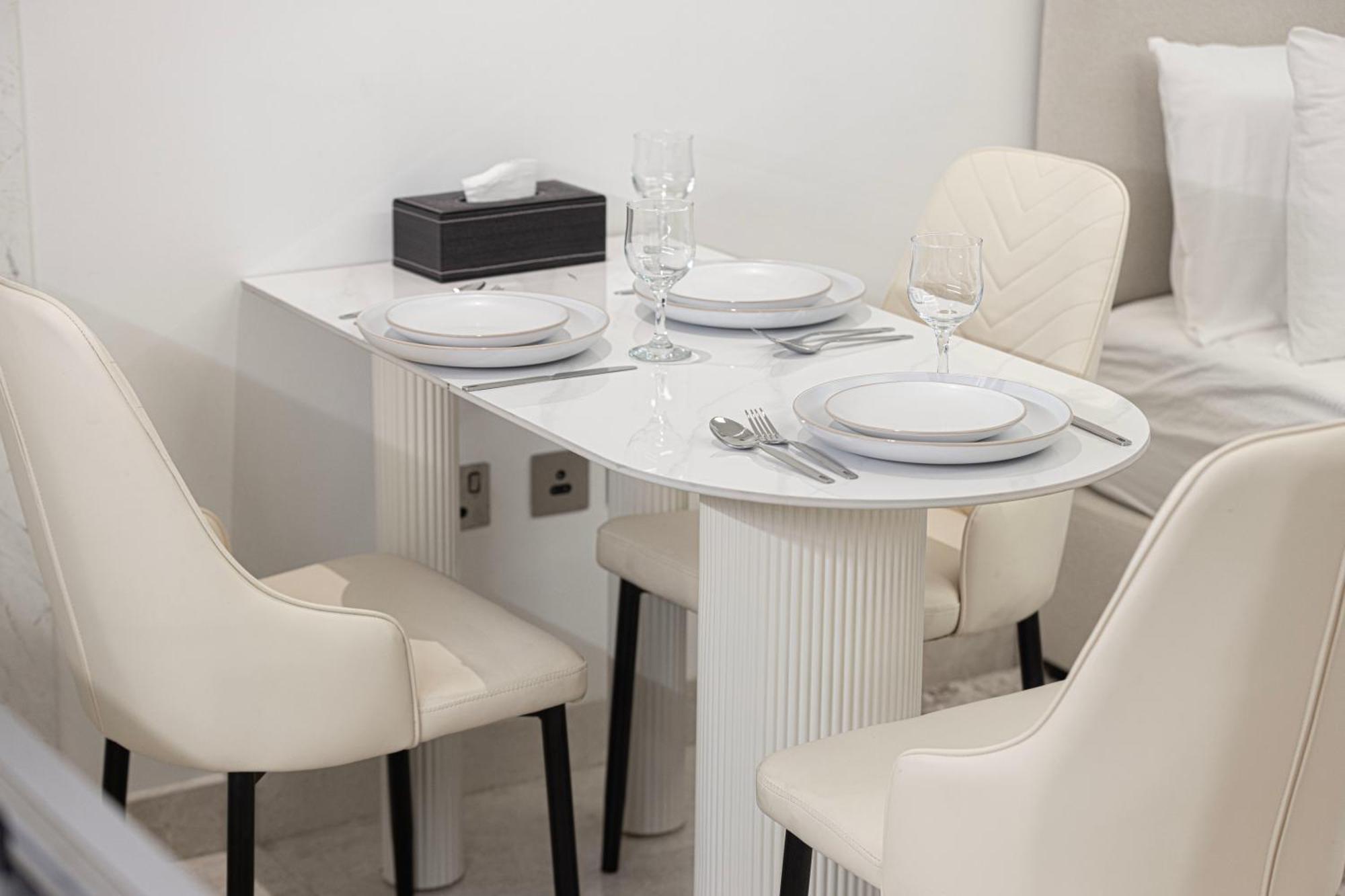 Luxurious New Studio! 2 Double Beds! Sleek Design & High-end Amenities In Downtown Appartamento Dubai