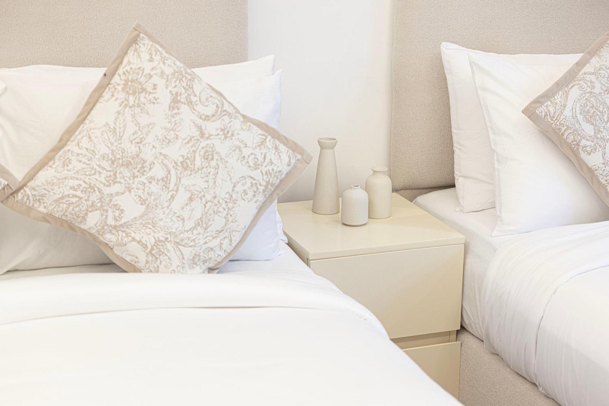 Luxurious New Studio! 2 Double Beds! Sleek Design & High-end Amenities In Downtown Appartamento Dubai