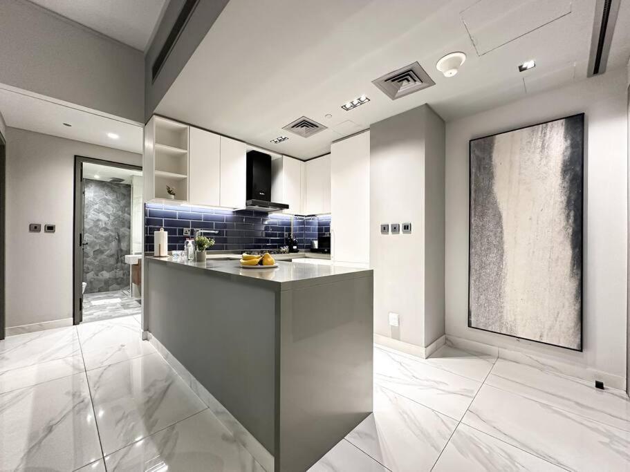 Sky High Comfort 1br Study With And Canal Views Apartamento Dubái