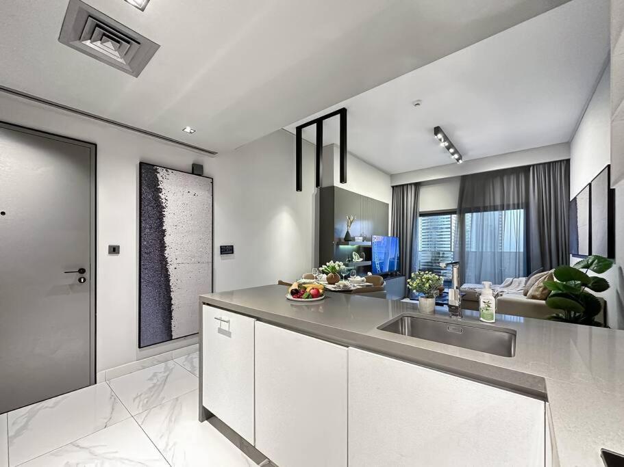 Sky High Comfort 1br Study With And Canal Views *