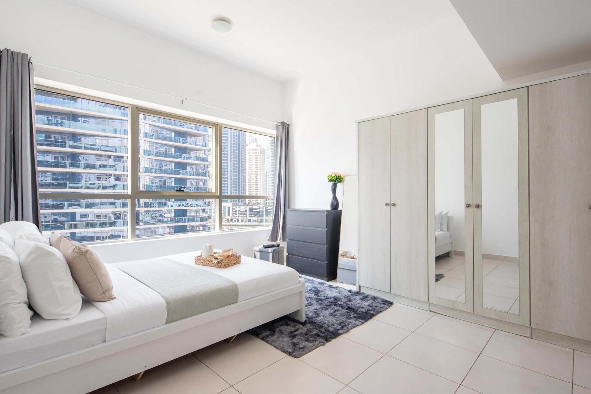 Frank Porter - Marina Views Tower B * Dubai