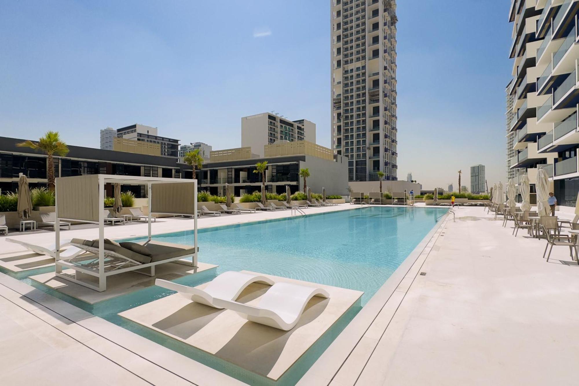 Apartemen Modern 1br In Jvc With Amazing Amenities *