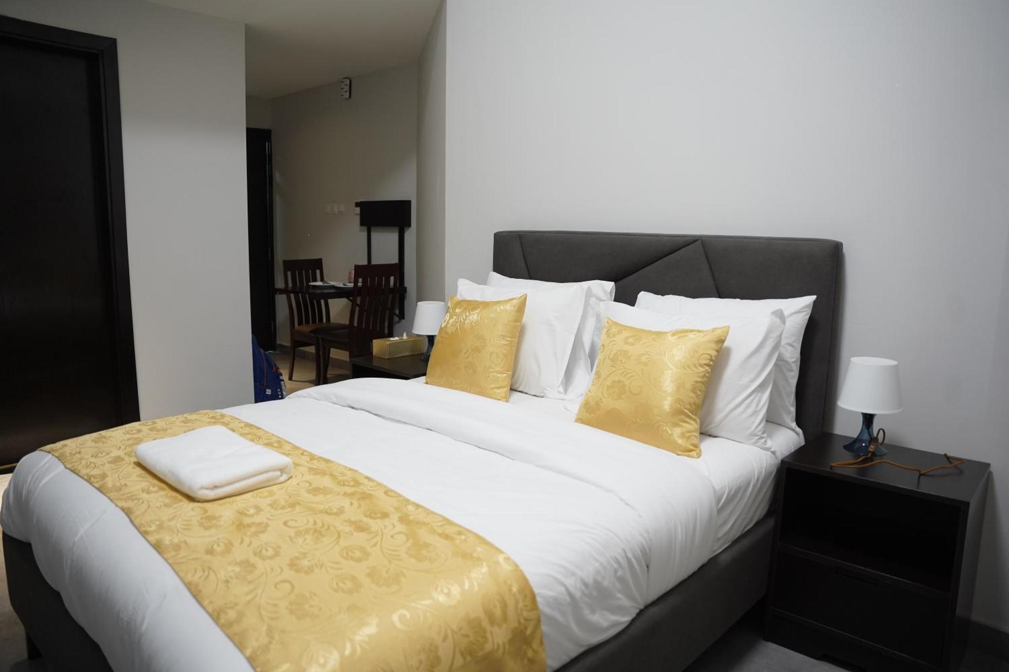 Habitación en casa particular Ista Llc
