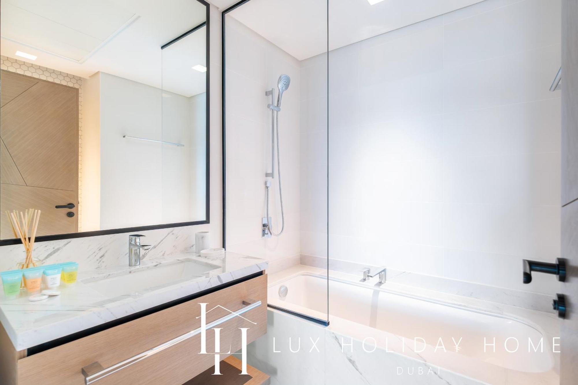 Lux The Palace Apartment Dubai