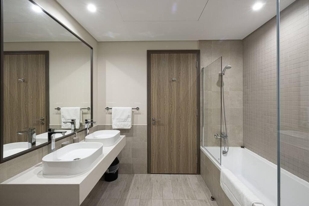Chic 2 Bed Near Trade Centre With 5 Star Amenities Dubai