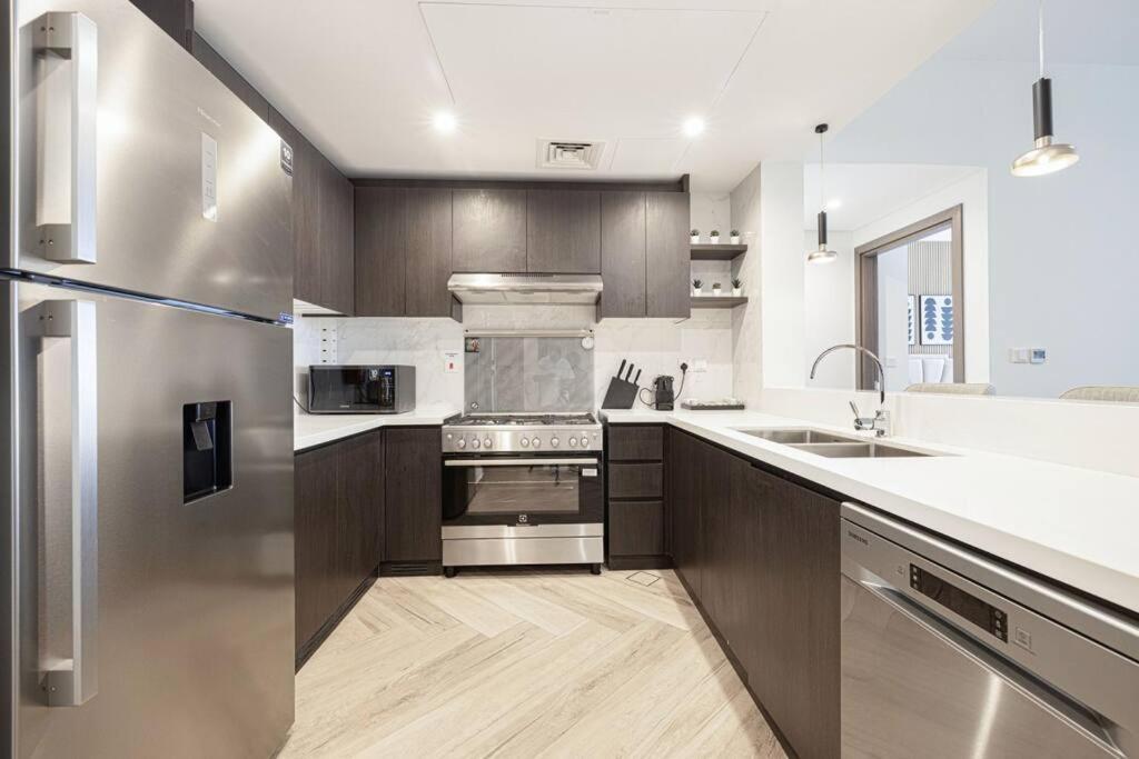 Apartment Chic 2 Bed Near Trade Centre With 5 Star Amenities *