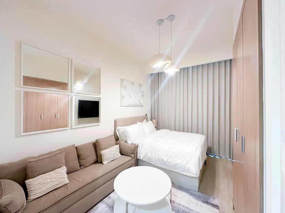 Luxury Near Burj Khalifa In Azizi Riviera *