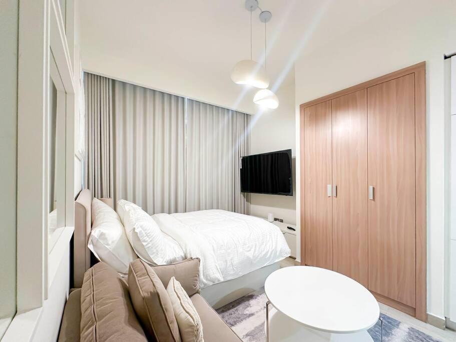 Luxury Near Burj Khalifa In Azizi Riviera Appartement Dubaï