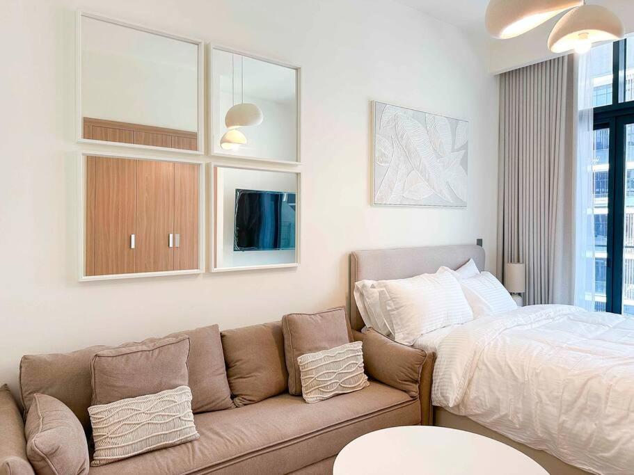 Appartement Luxury Near Burj Khalifa In Azizi Riviera Dubaï