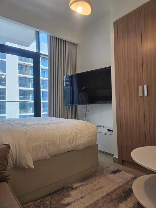 Luxury Near Burj Khalifa In Azizi Riviera Appartement Dubaï