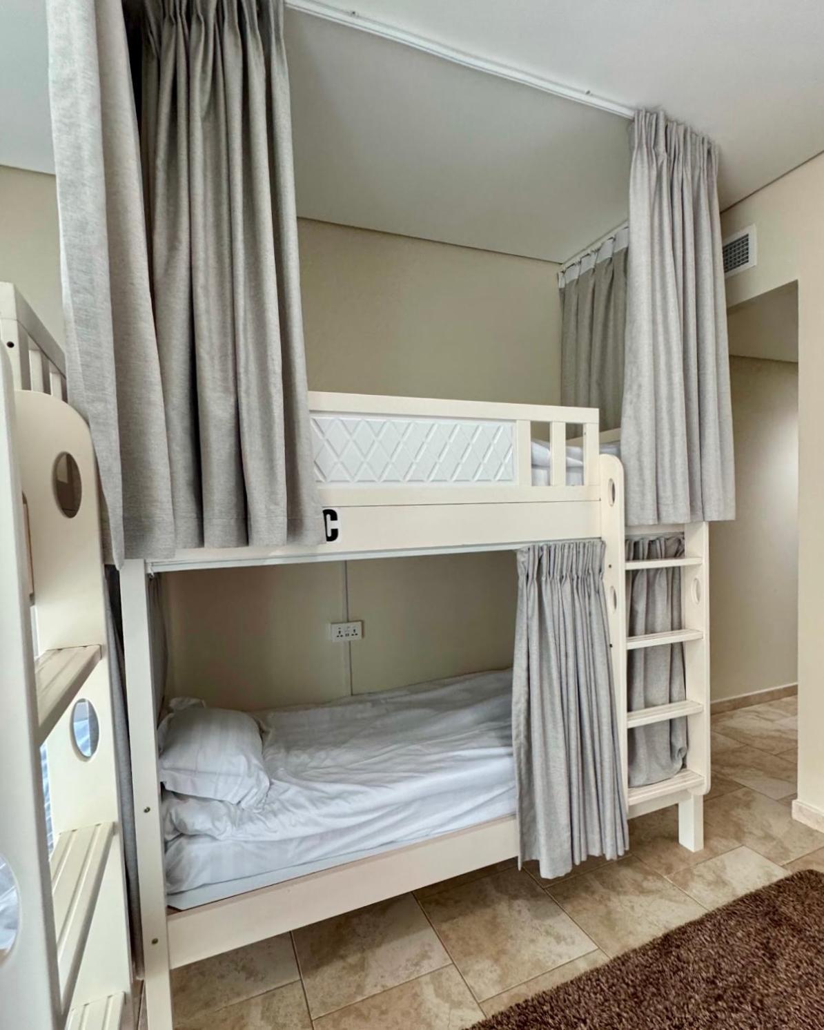 4 Friends Jbr, Sea View Capsule hotel