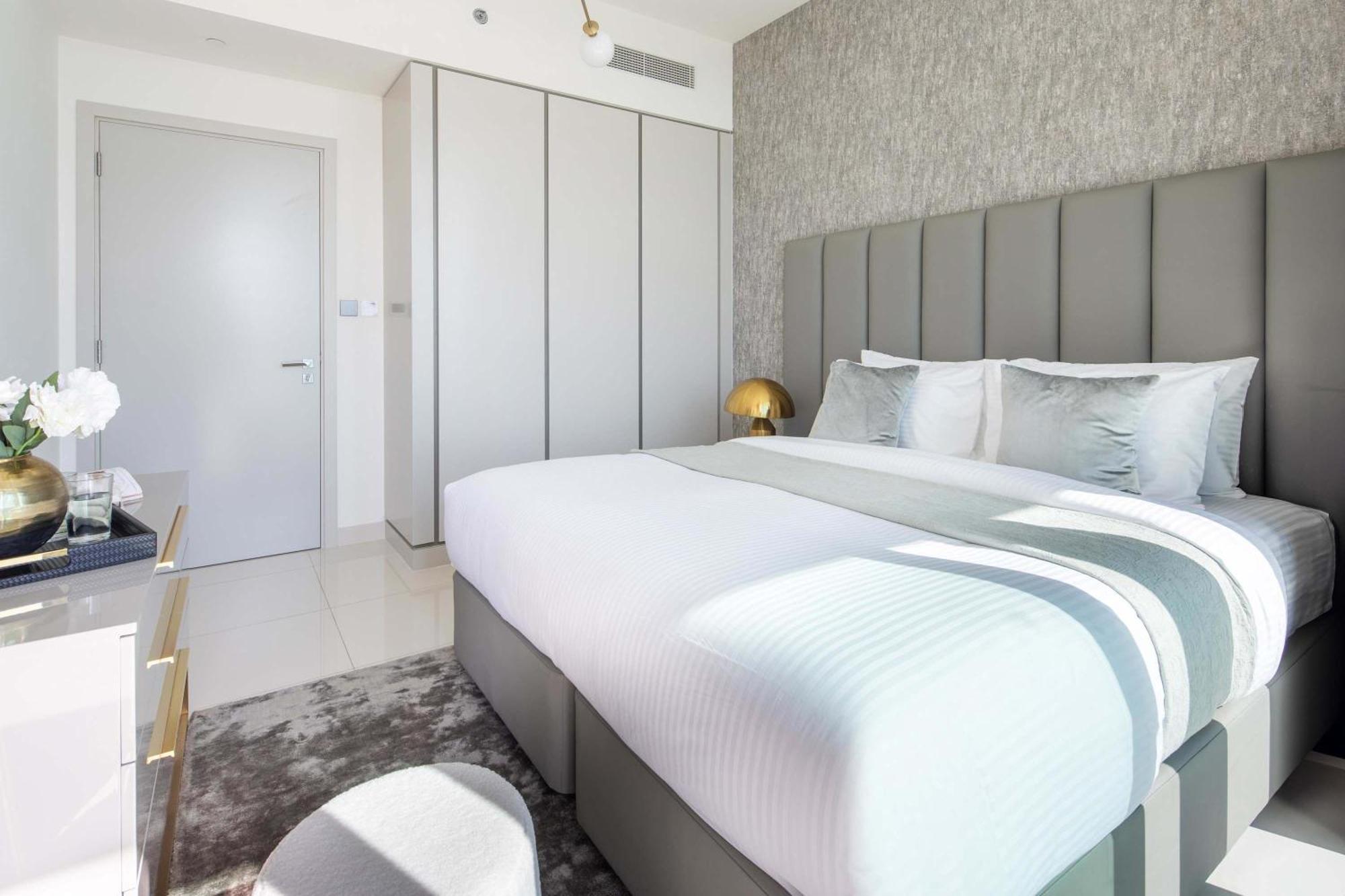 Frank Porter - Sunrise Tower Appartement