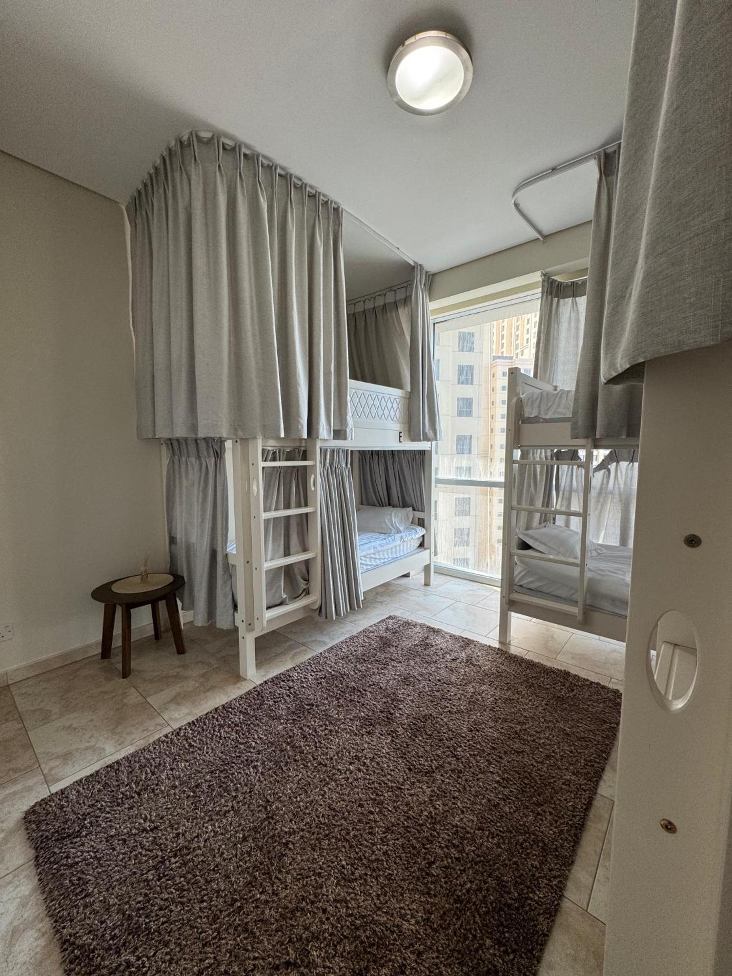 4 Friends Jbr, Sea View Hôtel capsule *