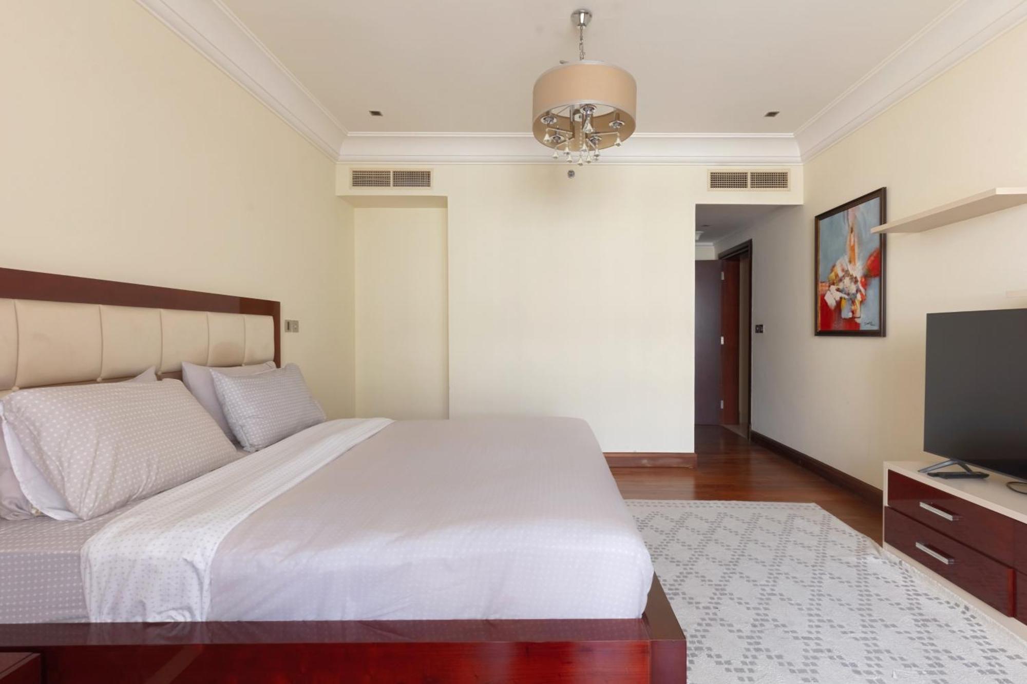 Apartment Spacious 2-bedroom Beachfront With Pool Dubai