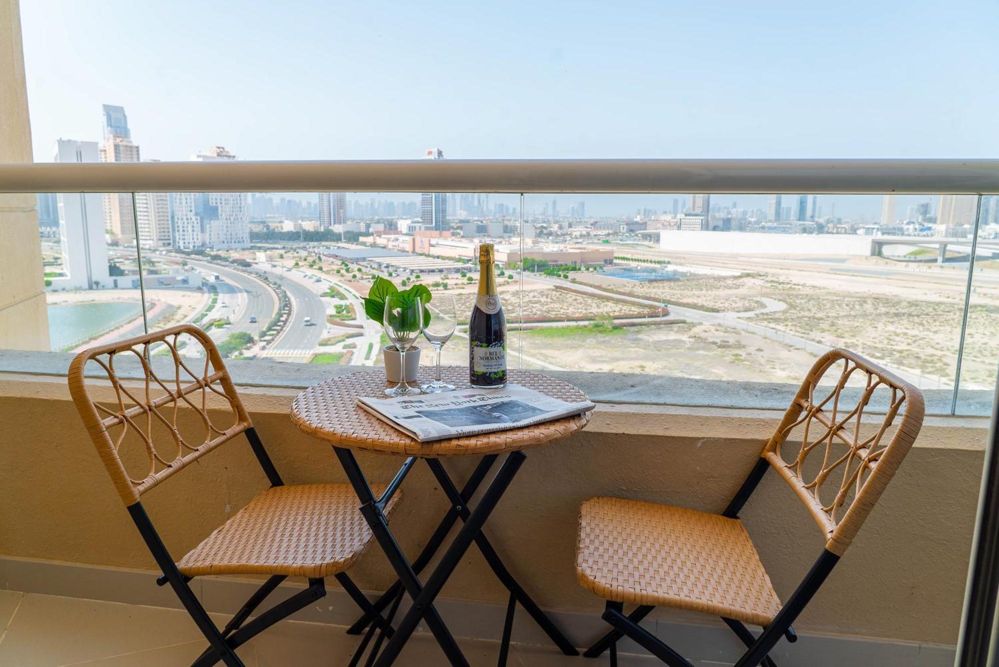 In Pool, Gym & Stunning Views Apartamento